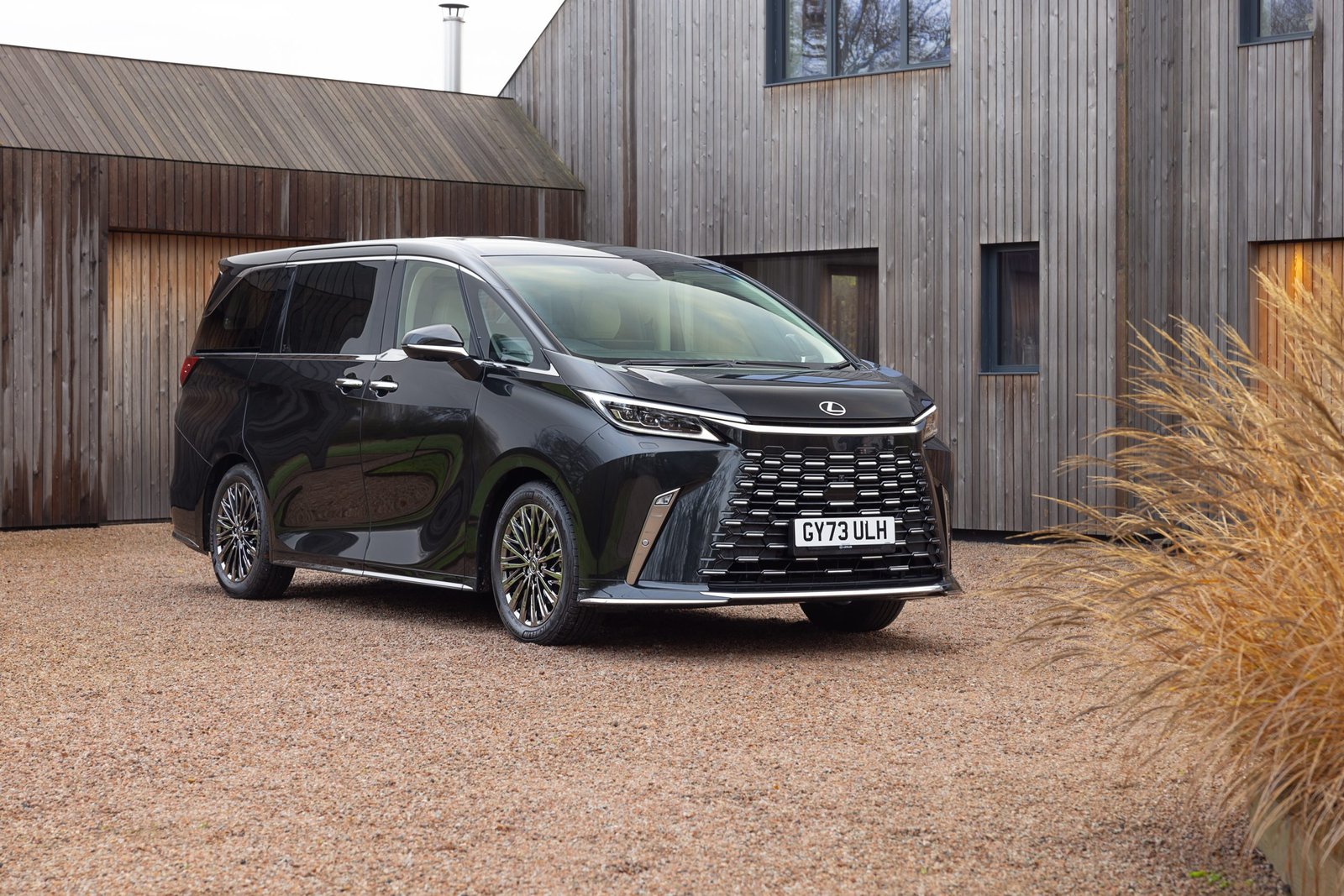 Lexus LM 500h exterior